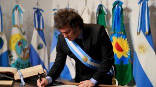 Milei firma el Pacto de Mayo tras las rúbricas de 18 gobernadores provinciales. (@OPRArgentina)