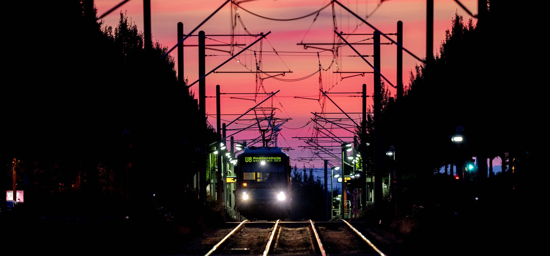 Un tren subterráneo se acerca a una estación en Frankfurt, Alemania, la madrugada del martes 2 de agosto de 2022.