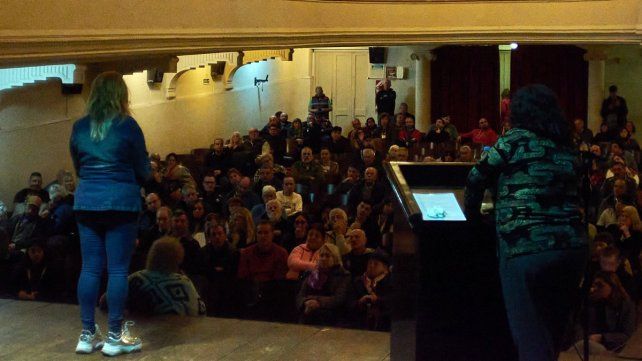 En Cine Teatro Victoria lució repleto en la apertura del Congreso de Ovnilogía.