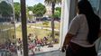 Silvina Garcilazo, una de las hermanas de Ivana, mira por una ventana del CJP a los amigos y allegados que llegaron a bancar el pedido de Justicia.