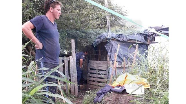 Paraná: Hallan sin vida a una persona semidesnuda, en una silla de su precaria vivienda