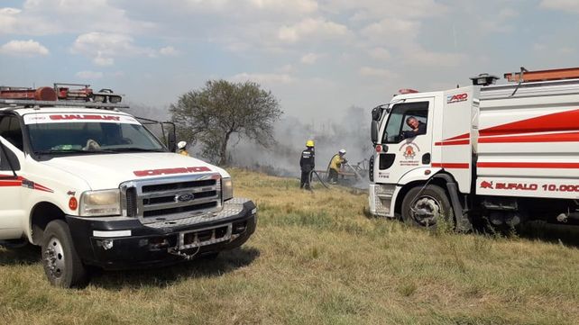El fuego y el humo asolan el sur de Entre Ríos con incendios en la zona del Delta. Bomberos de Ceibas