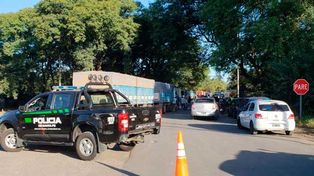 Vecinos de Villa La Ribera cortan la ruta 11 y exigen por el puente