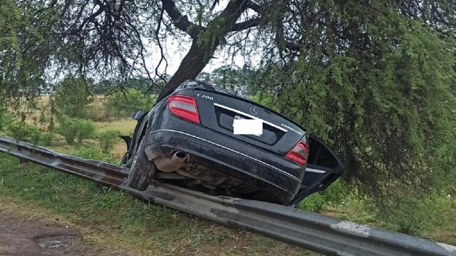 Paraná: despistó, chocó contra un árbol y se prendió fuego