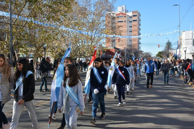 La comunidad de Villa Constitución honró conmemoró el 208° aniversario de la Independencia argentina.