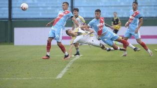 Ruben cabecea en el área para marcar el empate.&nbsp; 