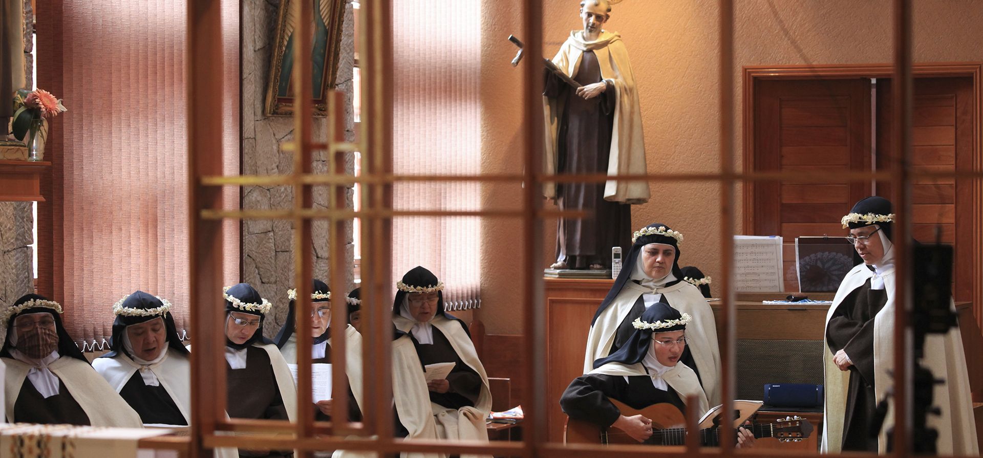 Las monjas carmelitas asisten a una misa en la iglesia de Nuestra Señora de la Soledad y San José en Puebla, México, el viernes 30 de septiembre de 2022.