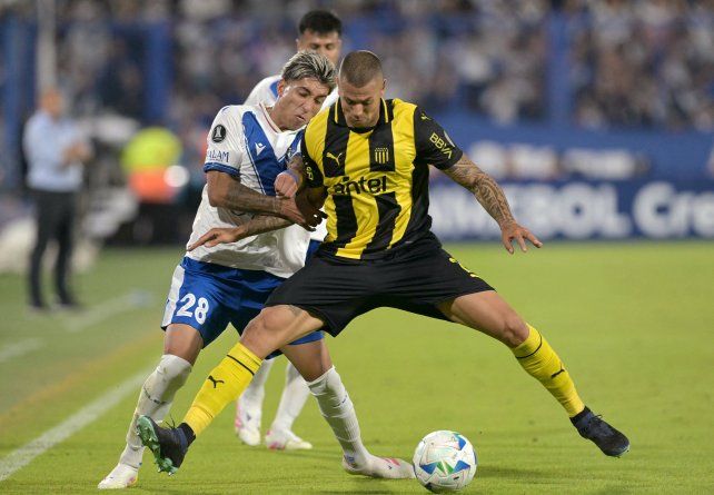 Vélez le ganó a Peñarol.