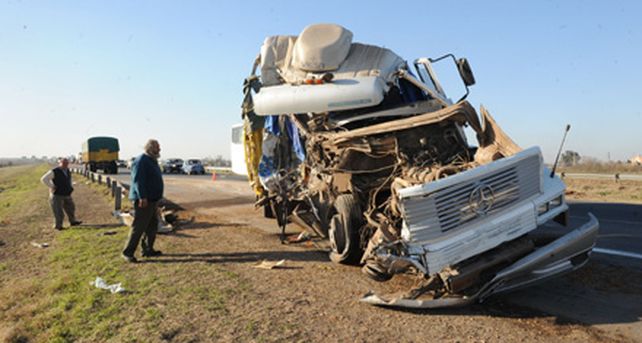 Chocaron dos camiones en la autopista a Buenos Aires y el tr&aacute;nsito est&aacute; reducido