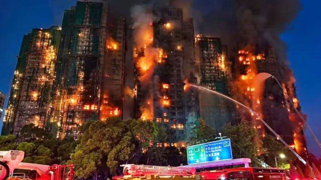 Al menos trece personas murieron este miércoles en un incendio ocurrido en un complejo residencial de Hong Kong.