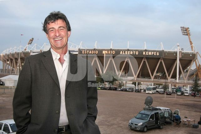 Apoyo total. Kempes se animó a ensayar un baile en apoyo a Sarmiento.