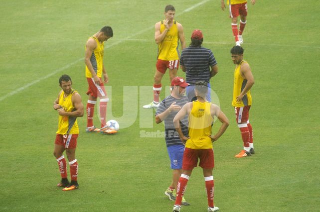 Pumpido reconoció que continúa evaluando distintas variantes para poner en cancha el mejor equipo.