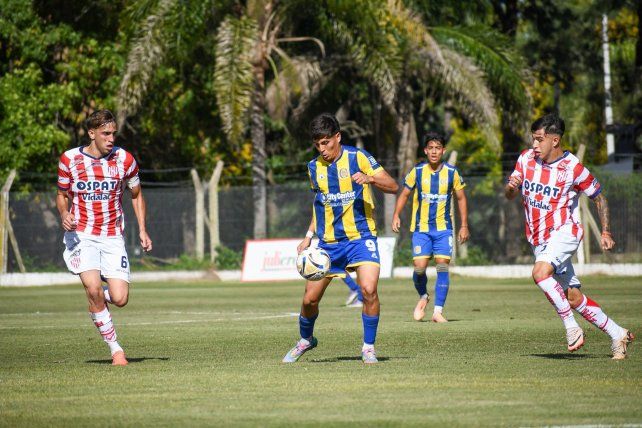 Thiago Ponce controla el balón frente a la doble marca de Unión. Central lo iba ganando