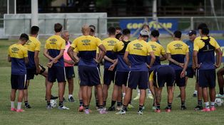 Russo y sus dirigidos. El lunes volverán a estar cara a cara en el inicio de la pretemporada.