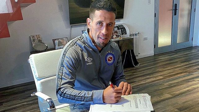 Argentinos aseguró la continuidad de Javier Cabrera