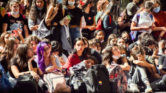 Sentada de los estudiantes de la Escuela Nigelia Soria