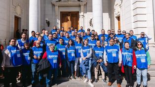 Los trabajadores de la Festram hicieron una demostración de rechazo a la reforma previsional en las escalinatas de la Legislatura santafesina.