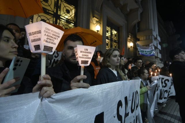 Rosario reclamó por los trabajadores de la salud en la Marcha de Velas