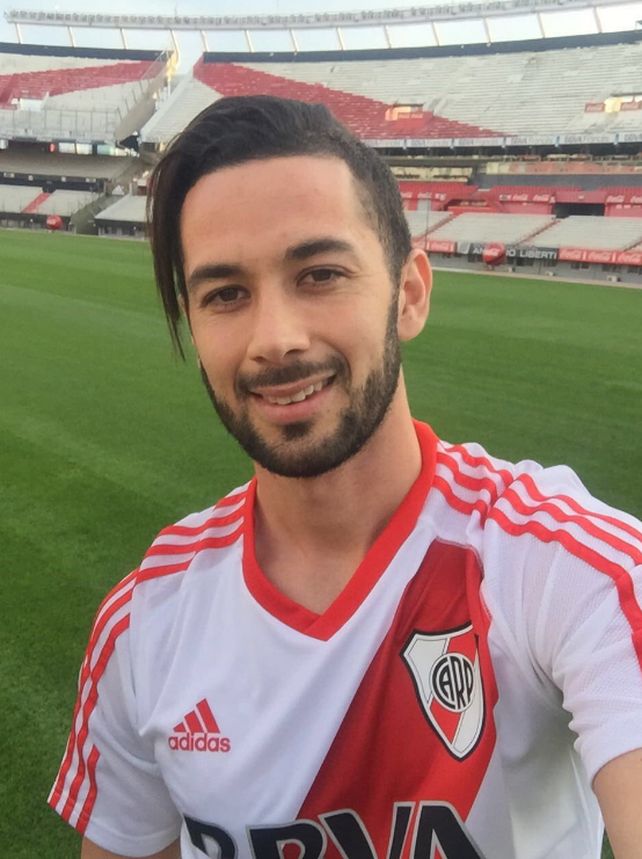 Larrondo firmó contrato con River y fue presentado a pura foto en el Monumental