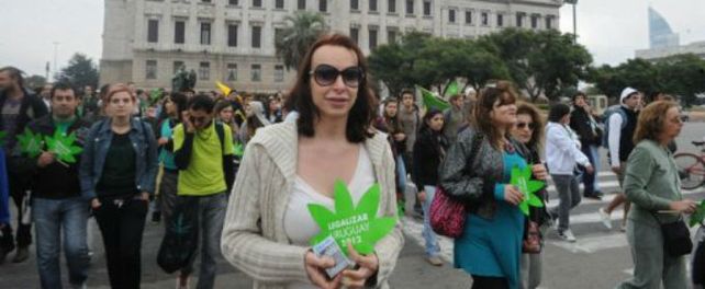 Ciudadanos uruguayos marcharon a favor de la comercialización de la marihuana.