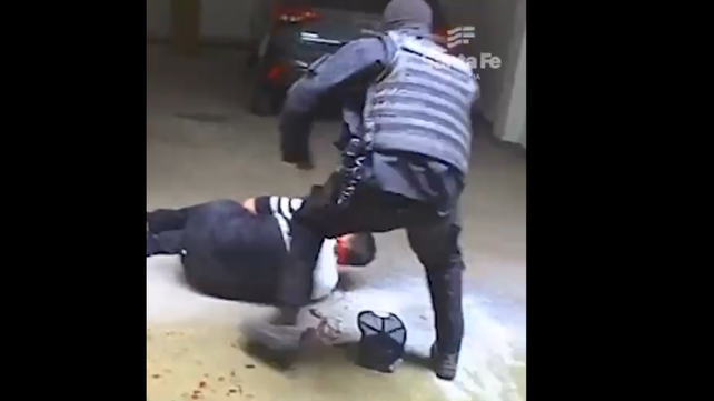 Captura de video. Un policía de Santa Fe utilizó una pistola Taser para frenar a un hombre que se autolesionaba con un arma blanca