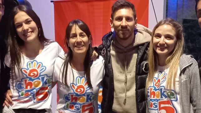 Un Messi de entrecasa y siempre dispuesto posó para las fotos junto a las chicas del grupo de animaciones Choke los 5.