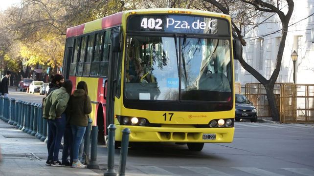Una jubilada murió en Mendoza al caerse de un colectivo tras una brusca maniobra