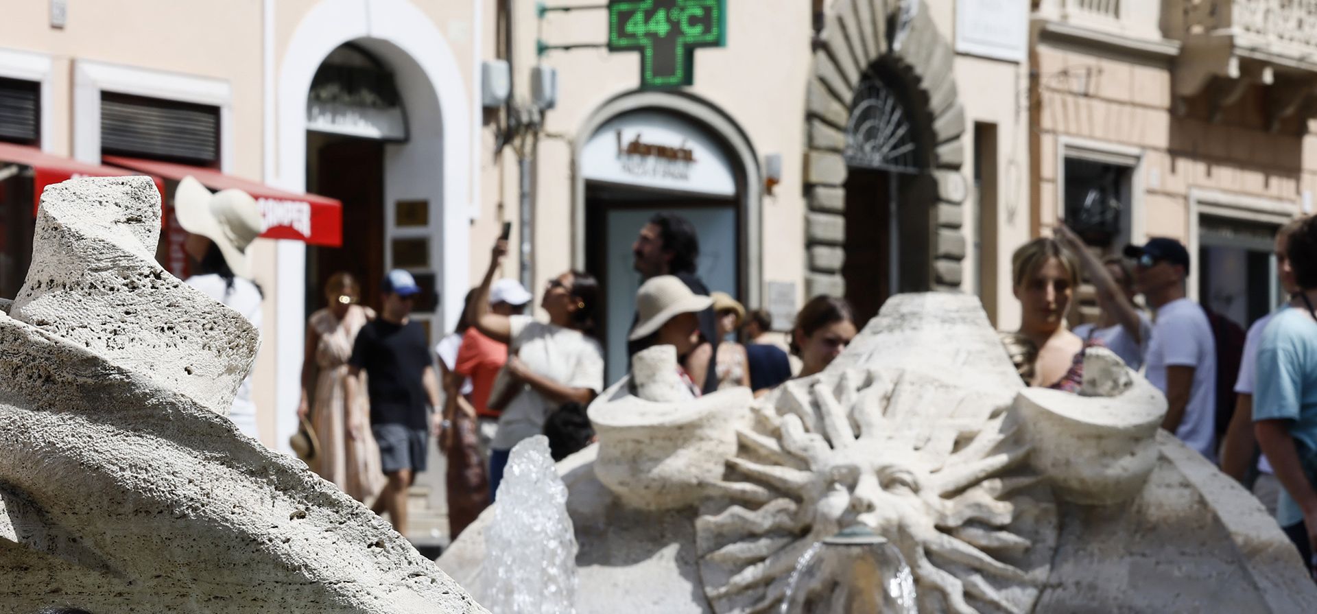 Una pantalla eléctrica afuera de una farmacia muestra una temperatura de 44º grados, en Roma, el lunes 17 de julio de 2023. (Cecilia Fabiano/LaPresse vía AP)