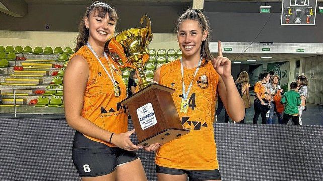 Valentina y Morena festejaron junto a la copa.