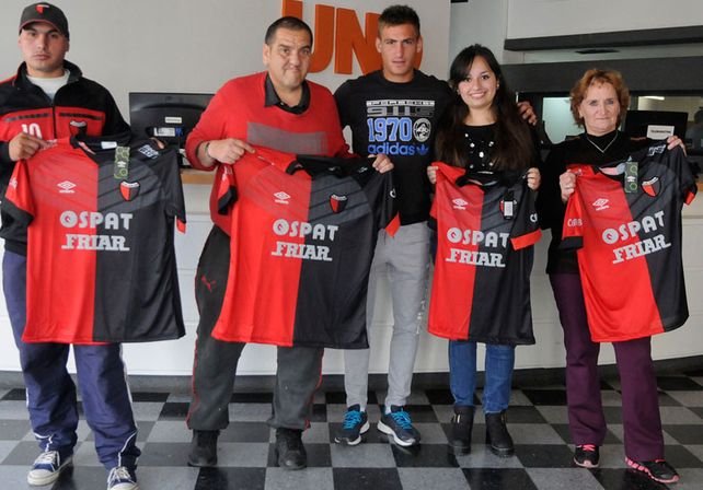 Participaron del sorteo por los 110 años de Colón y se ganaron la camiseta