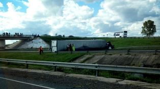 Un camión de transporte de autos volcó en la autopista Rosario-Buenos Aires