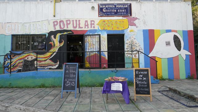 La fachada de la biblioteca popular que se levanta sobre Juan José Paso 7990.