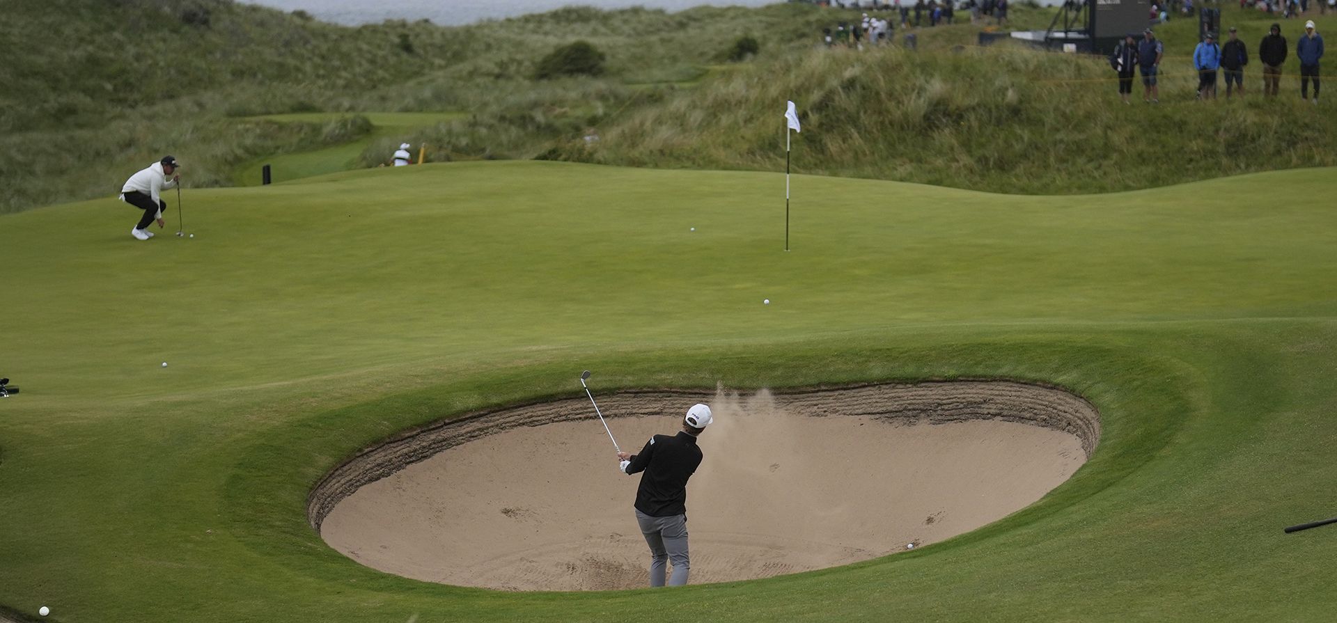 El noruego Kristoffer Reitan juega desde un búnker en el green del hoyo 8 durante una ronda de práctica para el Abierto Británico de golf en el Royal Portrush Golf Club, Irlanda del Norte, el martes 15 de julio de 2025. (Foto AP/Francisco Seco) El noruego Kristoffer Reitan juega desde un búnker en el green del hoyo 8 durante una ronda de práctica para el Abierto Británico de golf en el Royal Portrush Golf Club, Irlanda del Norte, el martes 15 de julio de 2025. (Foto AP/Francisco Seco)