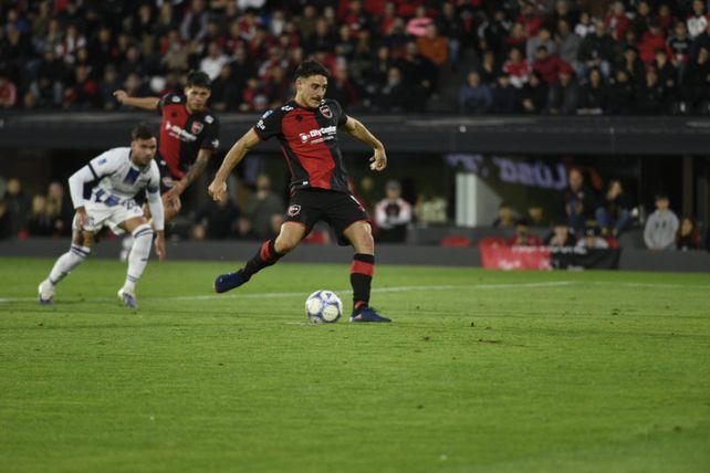 Matías Cóccaro impacta con derecha desde el punto penal y marca el tanto de la victoria para Newells.