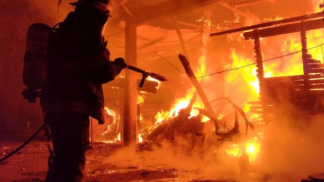 Los Bomberos Zapadores y Voluntarios de San Lorenzo extinguieron un incendio en una precaria vivienda de barrio Villa Felisa.