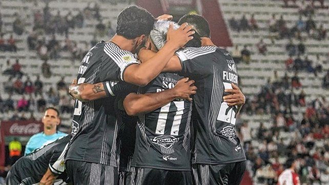 Central Córdoba le ganó a Huracán y es el nuevo líder en la Zona A.