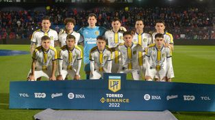El equipo que Carlos Tevez puso en cancha en Victoria estuvo plagado de juveniles.