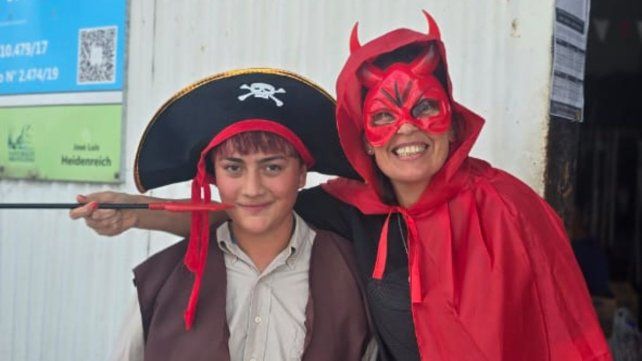 Una remada de disfraces en el Río Paraná
