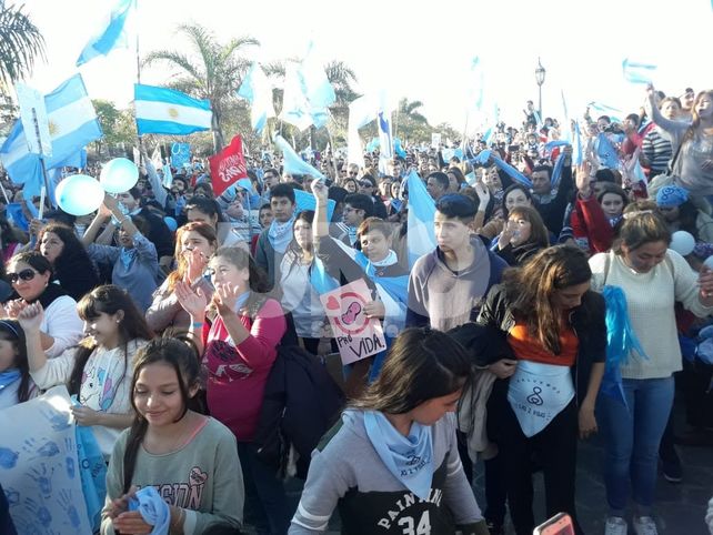Multitudinaria manifestación en la Costanera santafesina por “las dos vidas”