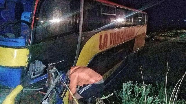 Victoria: un muerto y 12 heridos tras chocar un micro y una camioneta