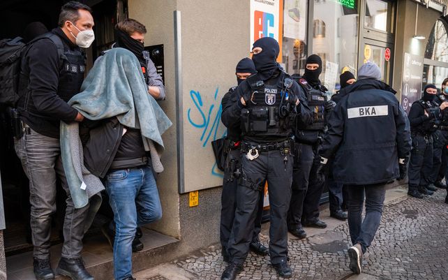 Redada policial a gran escala contra el crimen de los clanes en Berlín y sus alrededores. Cientos de policías participaron hoy en varias redadas llevadas a cabo en la ciudad de Berlín como parte de una operación contra el crimen organizado.&nbsp;