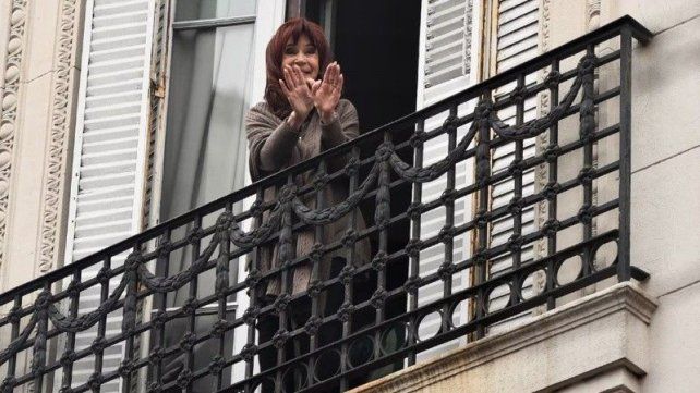 Cristina Kirchner habló a la militancia: dijo que el modelo de Milei se cae y remarcó el slogan vamos a volver Cristina Kirchner habló a la militancia: dijo que el modelo de Milei se cae y remarcó el slogan vamos a volver