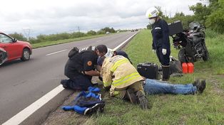 Un motociclista de 60 años debió ser asistido al caer sobre la cinta asfáltica en la Ruta Nacional 12, a la altura del kilómetro 140, sentido sur-norte, en cercanías de Ceibas.