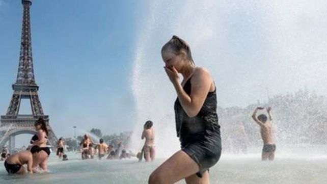 parís. La gente busca alivio en las fuentes cercanas a la Torre Eiffel.