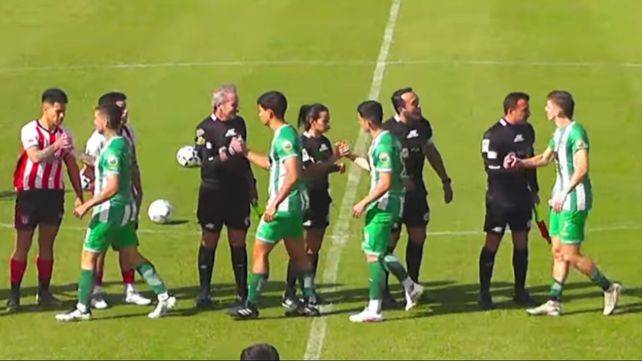 Fernando Espinoza en el saludo previo al arranque del clásico de Pujato jugado en el predio Lionel Scaloni.