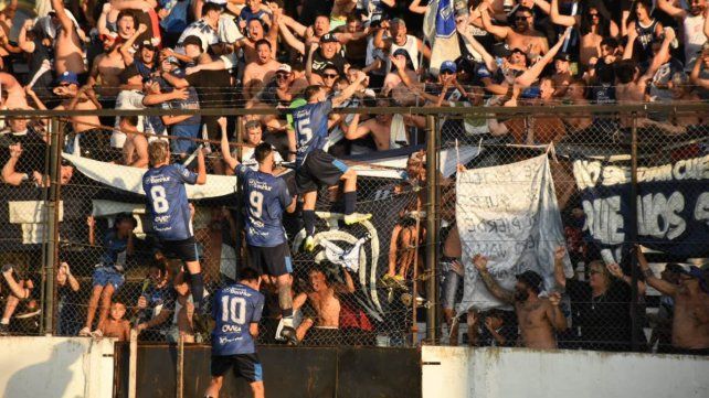 Los jugadores del Lobo rafaelino festejan con sus hinchas tras ganar la final del Regional Amateur.