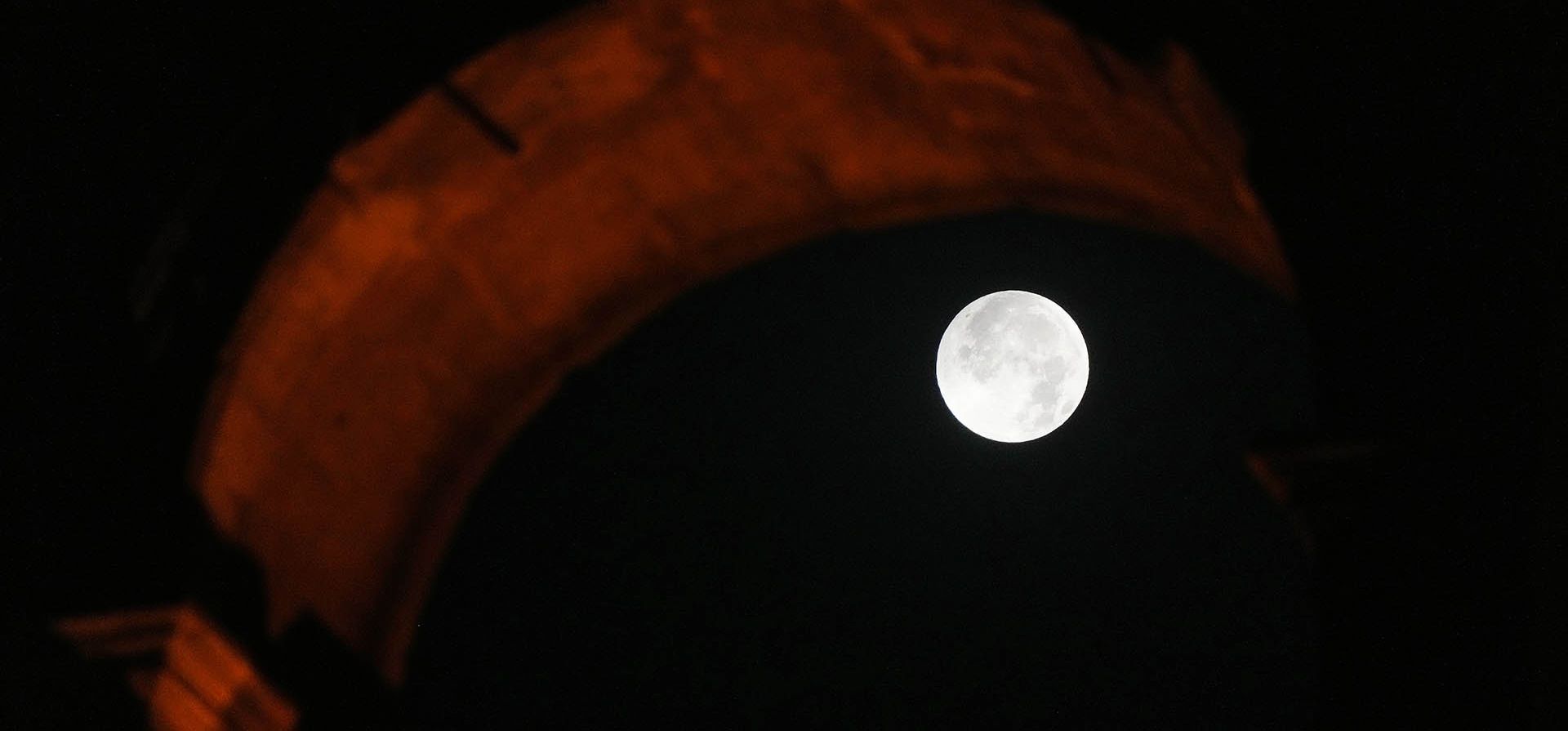 La luna se pone detrás del Coliseo durante un eclipse lunar parcial en Roma, el viernes 28 de agosto de 2026. (Foto AP/Gregorio Borgia) La luna se pone detrás del Coliseo durante un eclipse lunar parcial en Roma, el viernes 28 de agosto de 2026. (Foto AP/Gregorio Borgia)