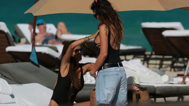 Karina Jelinek y Paz Cornú, topless y colaless en las playas de Miami