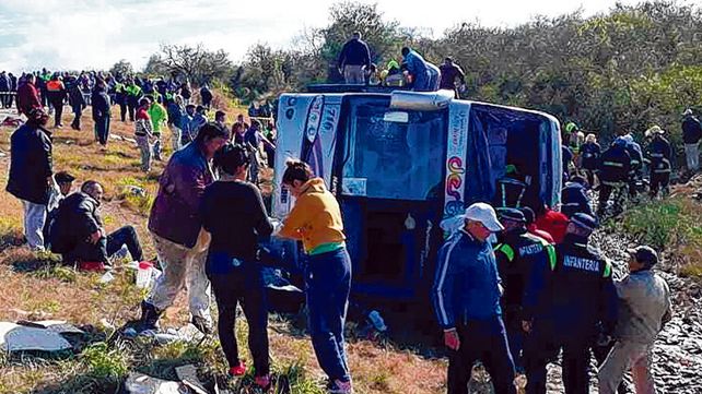 Lamadrid. El colectivo de la empresa Destino Cero volcó en el cruce de la ruta nacional 157 y la provincial 308.