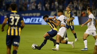 Kevin Ortiz le pone ganas y pelea por la posesión del baló. La derrota ante Vélez fue un duro golpe para Central.